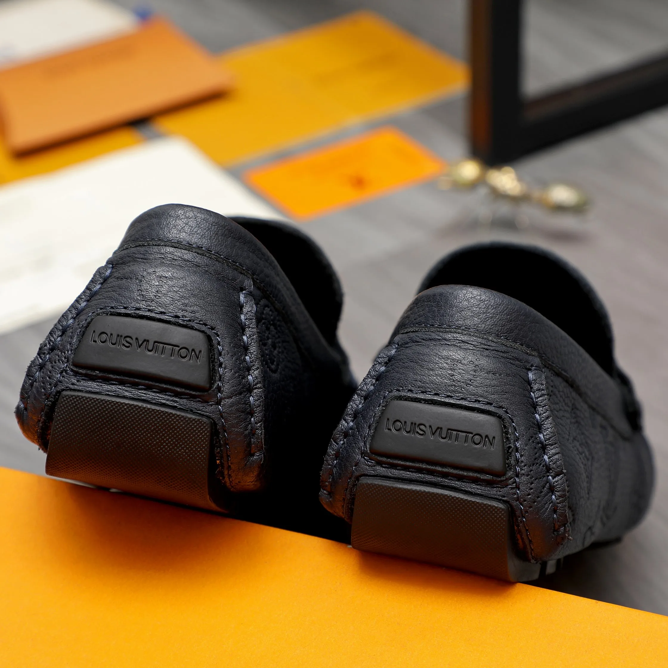Men's shoes 💰400 Product trademark: LV "Louis Vuitton" business slip-on leather shoes Regular size: 38-45 (45 is custom-made and non-returnable) Product materials: Selected high-quality cowhide embossed upper, pigskin lining, rubber outsole